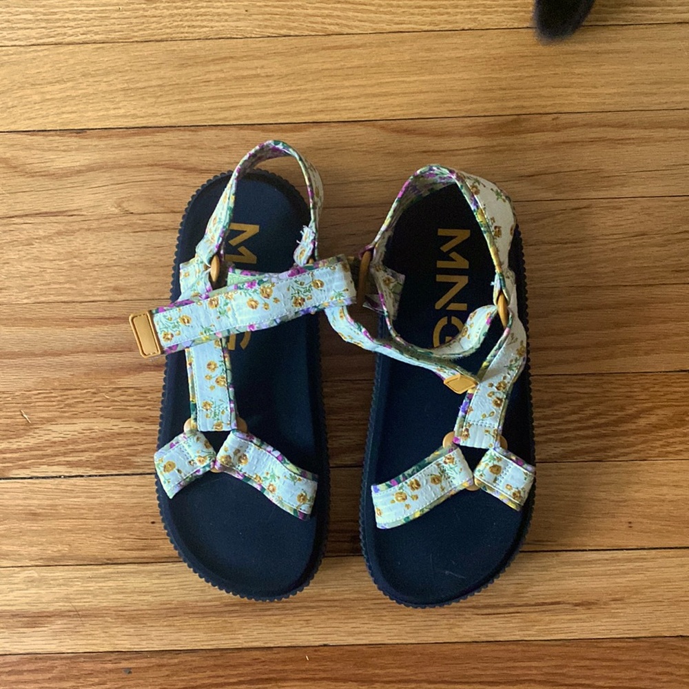 Women’s floral platform sandals. Size 9